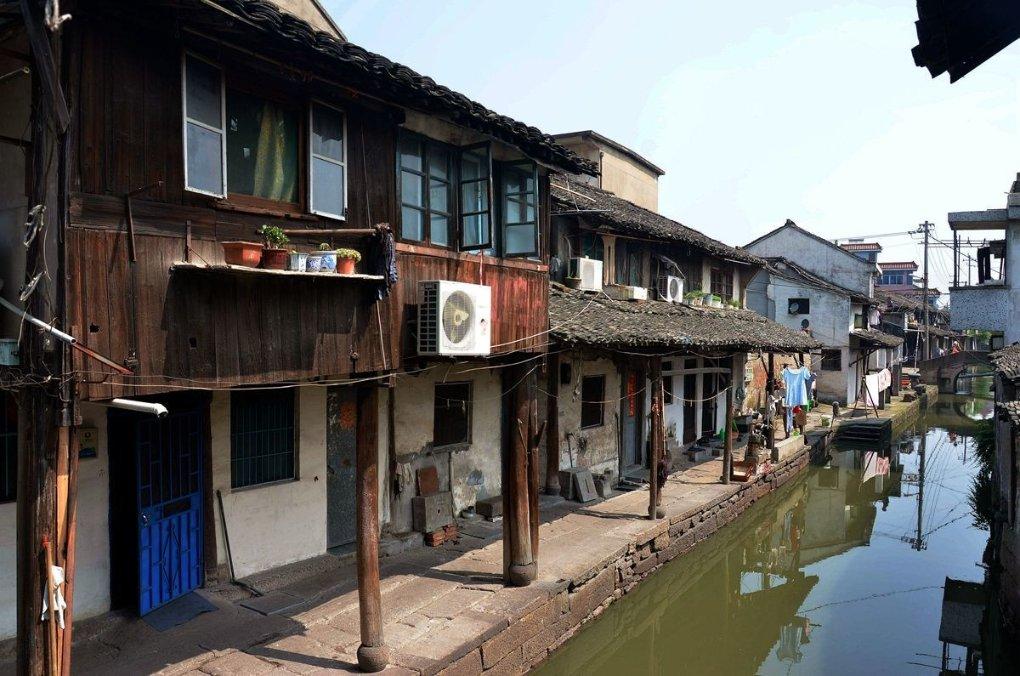 2012年,挖掘机在浦江一小区挖出60艘木船,专家:那是船棺葬